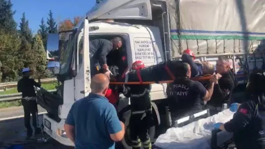 Hurdaya dönen kamyonda sıkışan yaralı böyle kurtarıldı