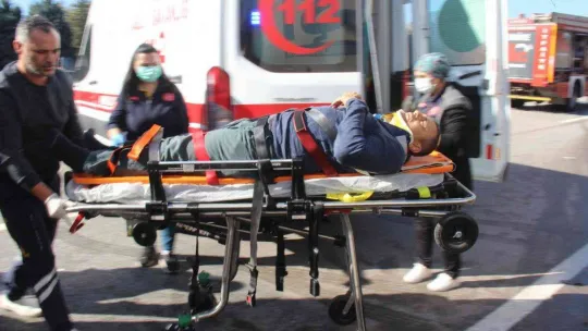 Hurdaya dönen kamyonda sıkışan yaralı böyle kurtarıldı