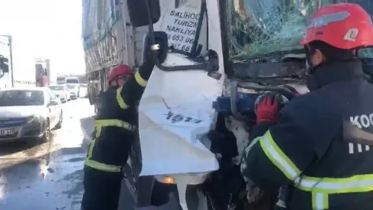 Hurdaya dönen kamyonda sıkışan yaralı böyle kurtarıldı