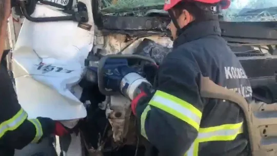 Hurdaya dönen kamyonda sıkışan yaralı böyle kurtarıldı