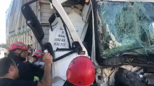Hurdaya dönen kamyonda sıkışan yaralı böyle kurtarıldı