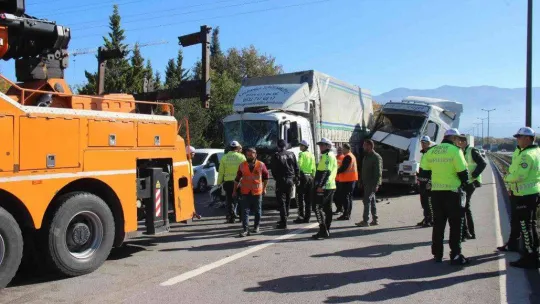 Hurdaya dönen kamyonda sıkışan yaralı böyle kurtarıldı