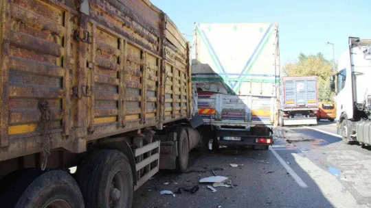 Hurdaya dönen kamyonda sıkışan yaralı böyle kurtarıldı