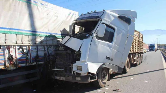 Hurdaya dönen kamyonda sıkışan yaralı böyle kurtarıldı