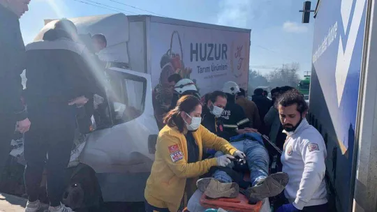 Hurdaya dönen kamyonette sıkışan şoförü itfaiye kurtardı