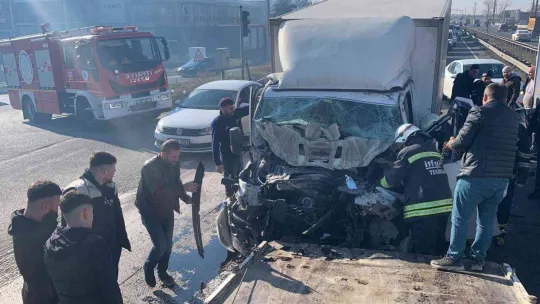 Hurdaya dönen kamyonette sıkışan şoförü itfaiye kurtardı