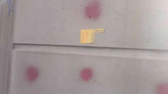 Husumetlisinin evini kundaklamaya gitti, ağabeyi vuruldu