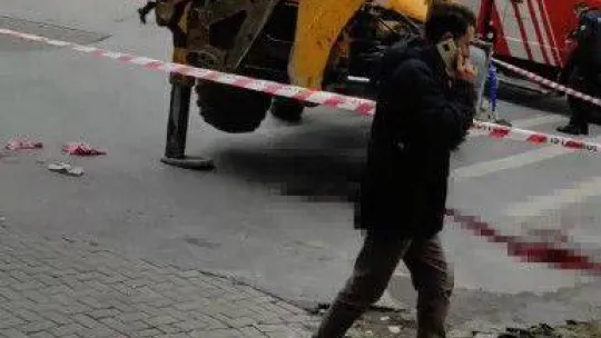 İBB'ye ait iş makinesinin altında kalan yaşlı adam hayatını kaybetti