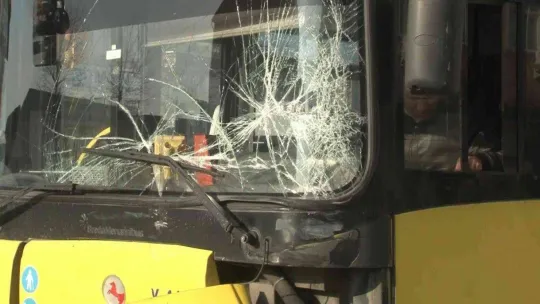 İETT otobüsü ile hafif ticari araç kazasında 1 kişi araç içerisinde sıkışarak yaralandı