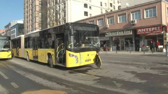 İETT otobüsü ile hafif ticari araç kazasında 1 kişi araç içerisinde sıkışarak yaralandı