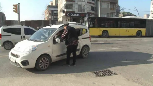 İETT otobüsü ile hafif ticari araç kazasında 1 kişi araç içerisinde sıkışarak yaralandı