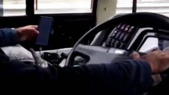 İETT şoförü seyir halindeyken telefonuyla oynadı