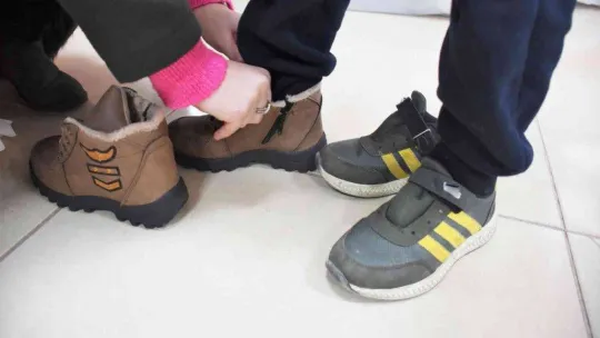 İhtiyaç sahibi öğrencilere kışlık kıyafet desteği