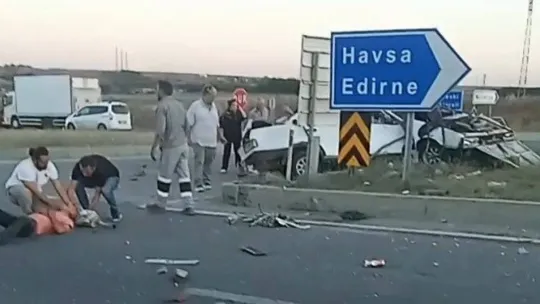 İki aracın çarpıştığı kazada otomobil ikiye bölündü: 3 yaralı