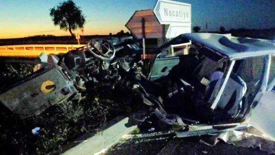 İki aracın çarpıştığı kazada otomobil ikiye bölündü: 3 yaralı