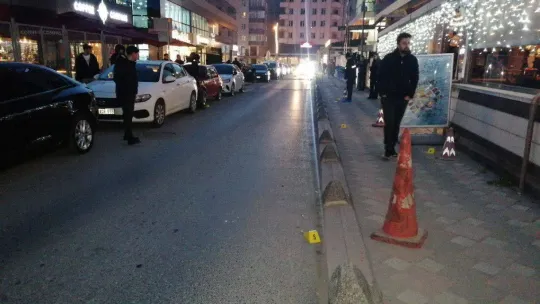 İki husumetli sokak ortasında birbirine ateş etti: 1 yaralı