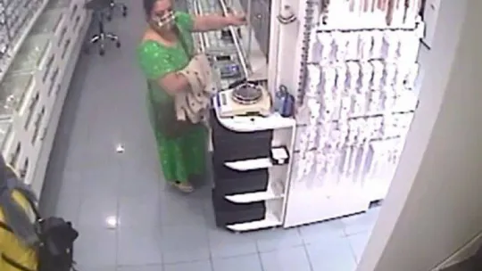 İki iş yerinden yaklaşık 135 bin lira değerinde gümüş takı çalan kadın hırsız kamerada