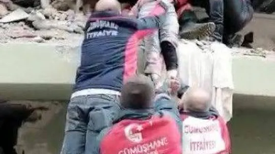 İki kardeş depremden 36 saat sonra sağ kurtarıldı