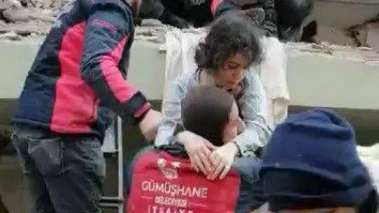 İki kardeş depremden 36 saat sonra sağ kurtarıldı