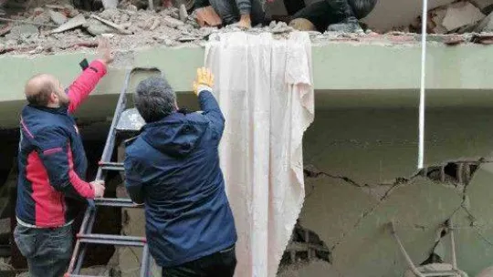 İki kardeş depremden 36 saat sonra sağ kurtarıldı