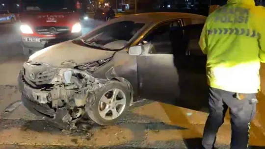 İki otomobil kafa kafaya çarpıştı: 2 yaralı