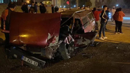 İki otomobil kafa kafaya çarpıştı: 2 yaralı