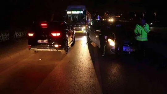 İki otomobil kafa kafaya çarpıştı: 4 yaralı