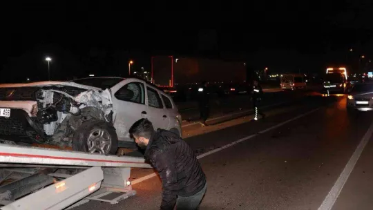 İki otomobil kafa kafaya çarpıştı: 4 yaralı