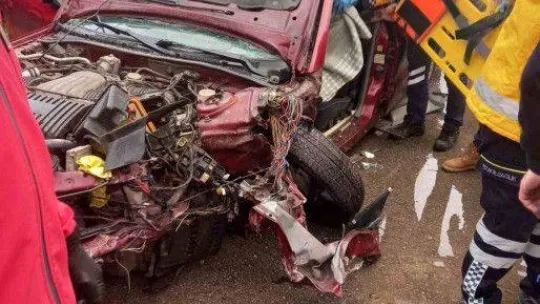 İki otomobil kafa kafaya çarpıştı: 3 yaralı