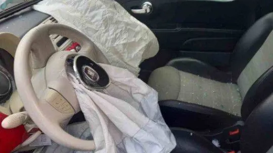 İki otomobil kafa kafaya çarpıştı: 3 yaralı