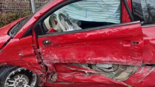 İki otomobil kafa kafaya çarpıştı: 3 yaralı