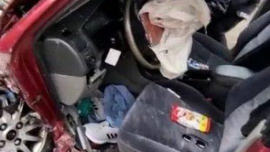 İki otomobil kafa kafaya çarpıştı: 3 yaralı