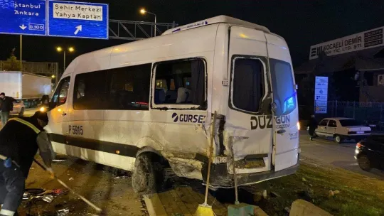 İki servis minibüsü ve otomobil çarpıştı: 2 yaralı