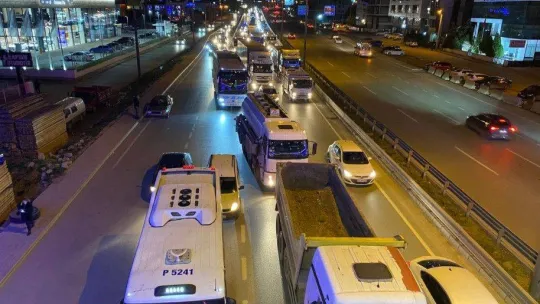 İki servis minibüsü ve otomobil çarpıştı: 2 yaralı