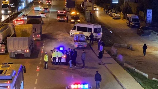 İki servis minibüsü ve otomobil çarpıştı: 2 yaralı