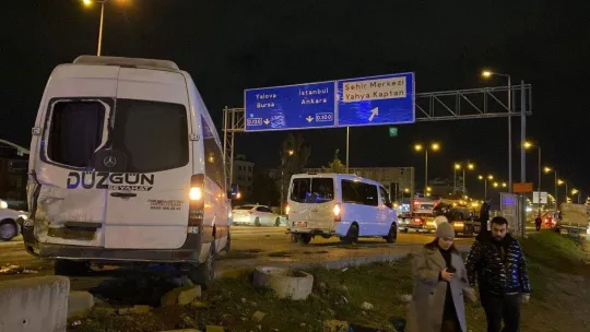 İki servis minibüsü ve otomobil çarpıştı: 2 yaralı