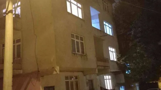 İkinci kattan şüpheli şekilde düşen genç tedavi altına alındı