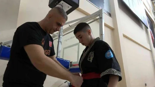 İkiz kardeşler ailelerinin vasıtasıyla tanıştıkları wushu'da dünya birincisi oldu
