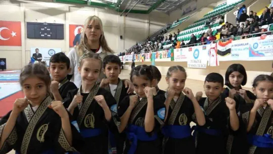 İkiz kardeşler ailelerinin vasıtasıyla tanıştıkları wushu'da dünya birincisi oldu