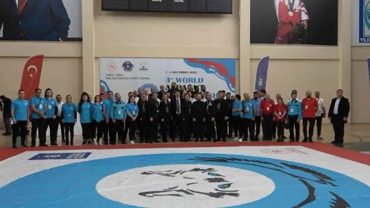 İkiz kardeşler ailelerinin vasıtasıyla tanıştıkları wushu'da dünya birincisi oldu