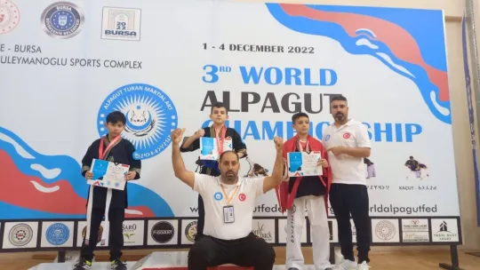 İkiz kardeşler ailelerinin vasıtasıyla tanıştıkları wushu'da dünya birincisi oldu