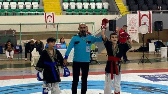 İkiz kardeşler ailelerinin vasıtasıyla tanıştıkları wushu'da dünya birincisi oldu