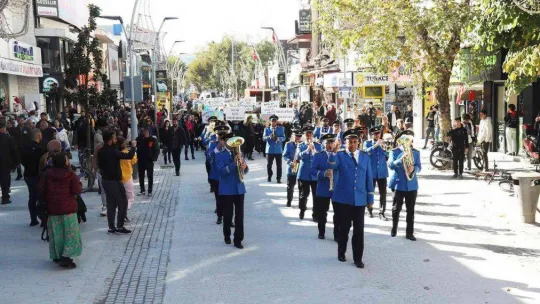 İklim değişikliği ile mücadeleye dikkat çekmek için bando eşliğinde yürüdüler