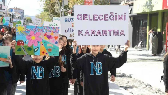 İklim değişikliği ile mücadeleye dikkat çekmek için bando eşliğinde yürüdüler