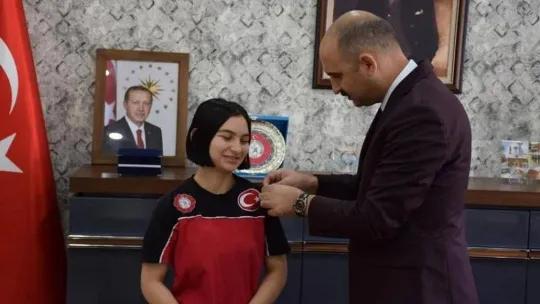 İl Müdürü Özdemir, Balkan üçüncü olan sporcuyu tebrik etti