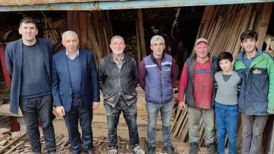 İlerlemiş yaşına rağmen 500 kiloluk tomrukları keresteye dönüştürüyor