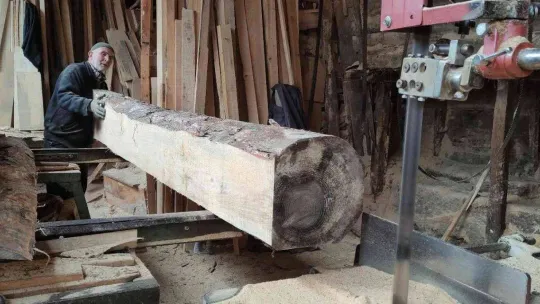 İlerlemiş yaşına rağmen 500 kiloluk tomrukları keresteye dönüştürüyor