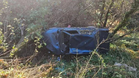 İnanılmaz kurtuluş...Uçuruma yuvarlanan otomobil hurdaya döndü