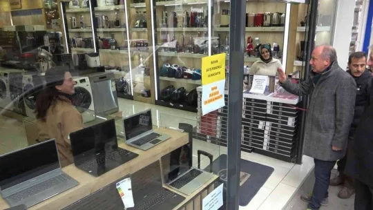 İnce'ye memleketi Yalova'da üzerinde adının yazılı olduğu baklava ikram edildi