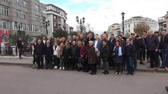 İnce'ye memleketi Yalova'da üzerinde adının yazılı olduğu baklava ikram edildi